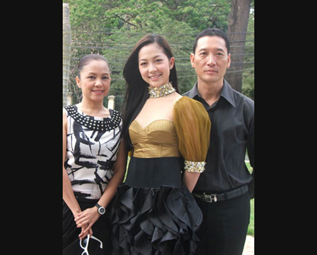 Cô được xem là bản sao của mẹ. Linh Nga được sinh ra trong một gia đình có truyền thống, cha cô chính là NSƯT Đặng Hùng.